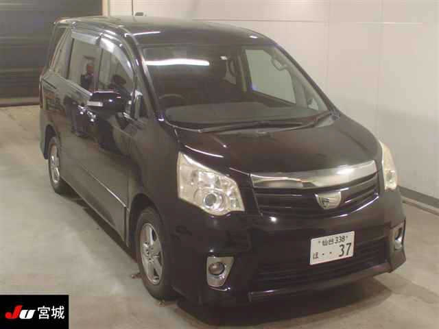 TOYOTA NOAH 2010