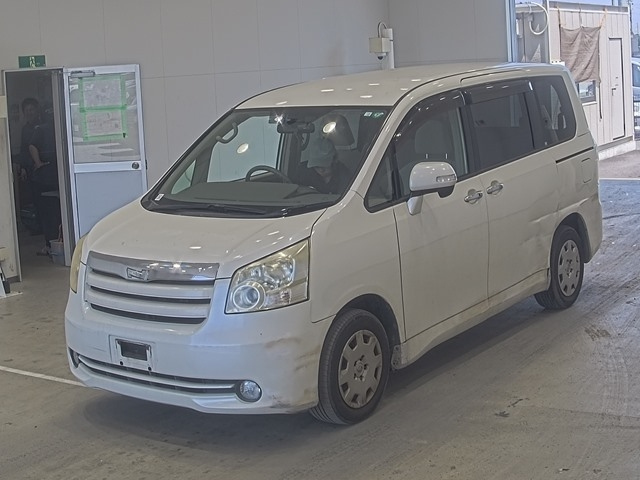 TOYOTA NOAH 2010