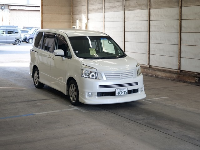 TOYOTA VOXY 2009