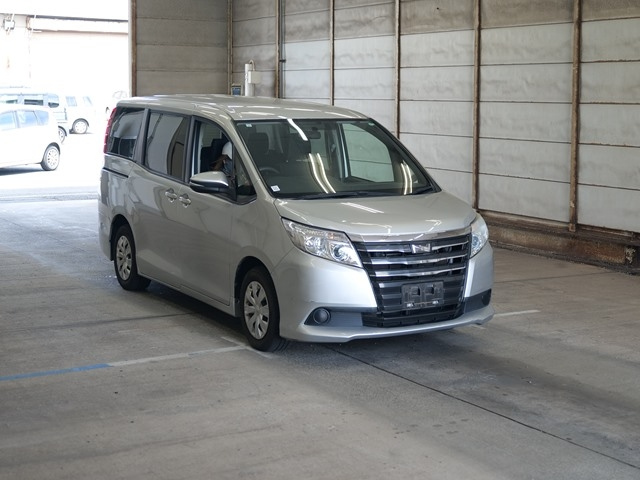 TOYOTA NOAH 2015