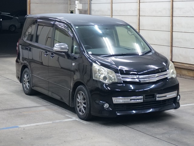 TOYOTA NOAH 2013