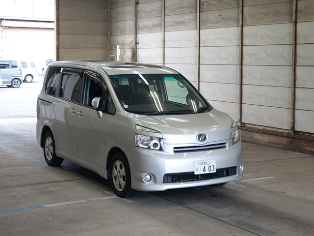 TOYOTA VOXY 2009