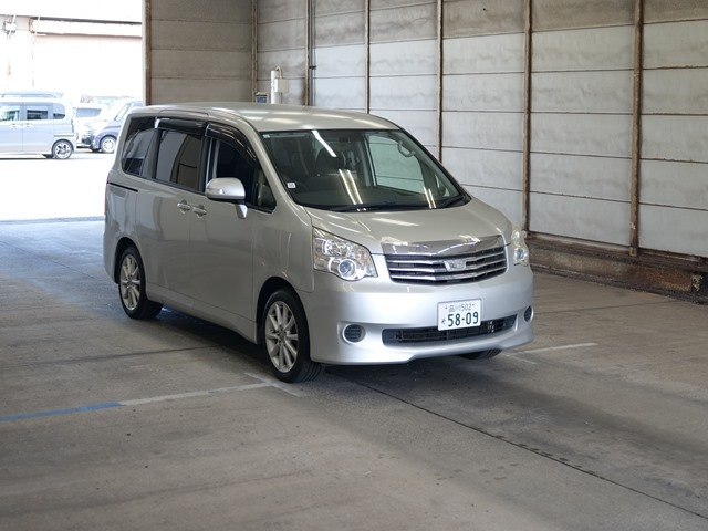 TOYOTA NOAH 2012