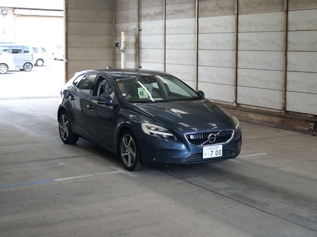 VOLVO V40 2016