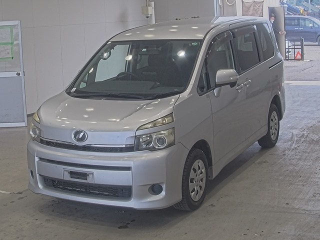 TOYOTA VOXY 2010