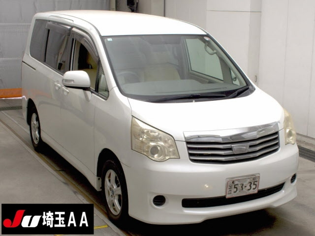 TOYOTA NOAH 2010