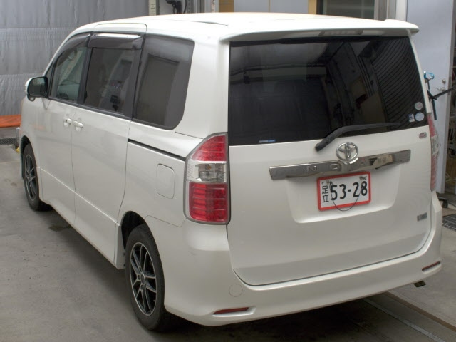 TOYOTA NOAH 2008