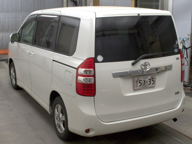 TOYOTA NOAH 2010