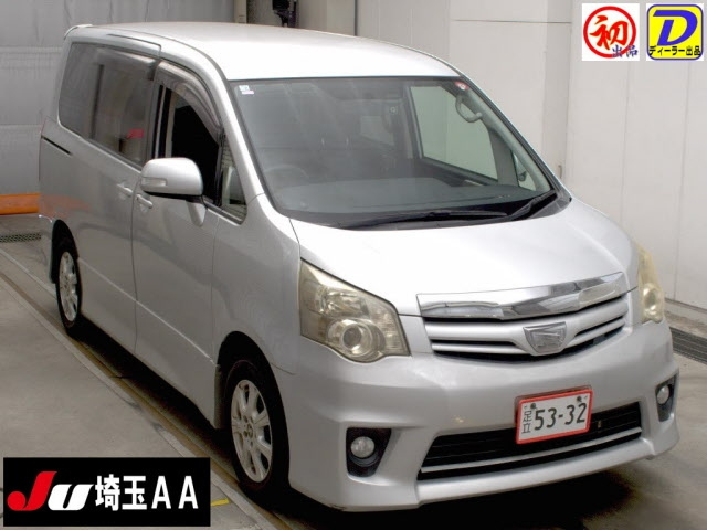TOYOTA NOAH 2010
