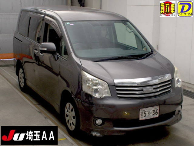 TOYOTA NOAH 2013