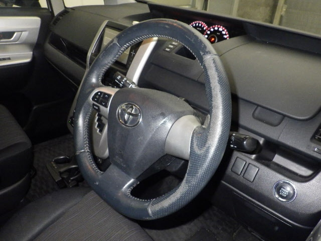 TOYOTA NOAH 2010