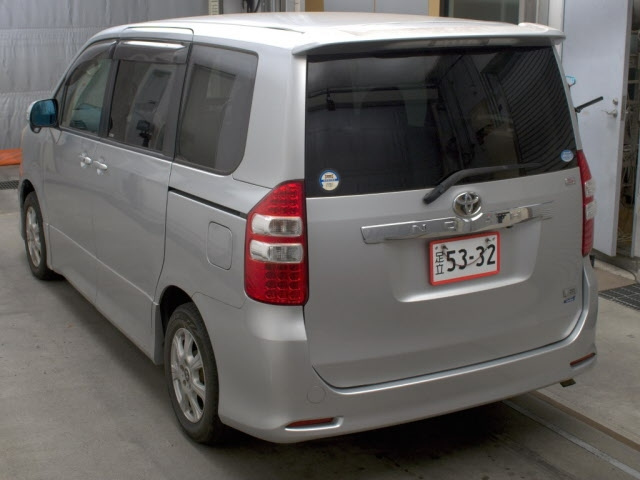 TOYOTA NOAH 2010