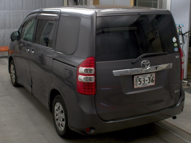 TOYOTA NOAH 2013