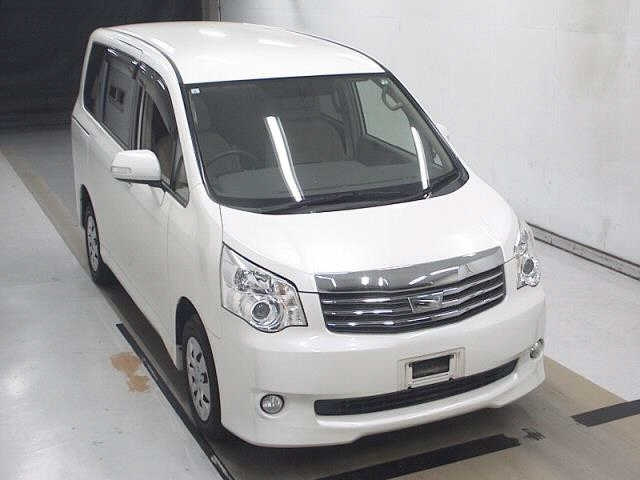 TOYOTA NOAH 2011