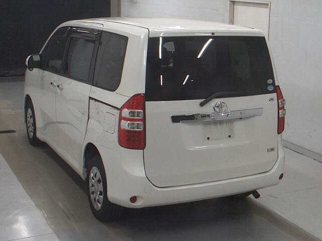 TOYOTA NOAH 2011