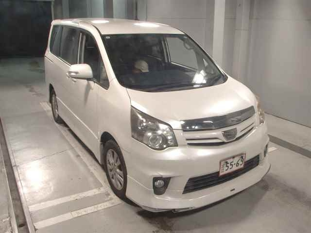 TOYOTA NOAH 2011