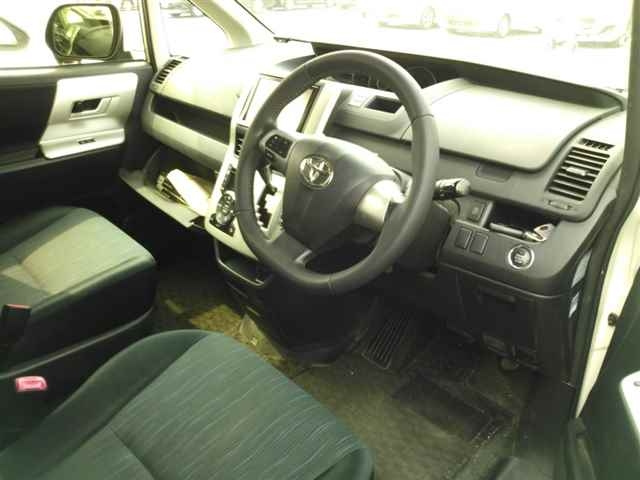 TOYOTA NOAH 2011