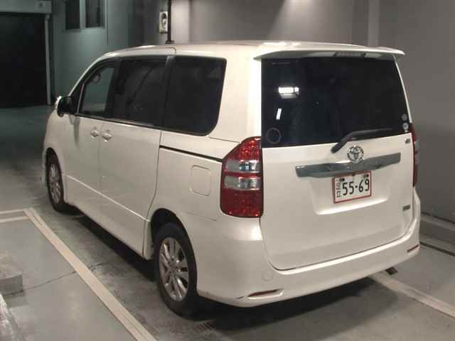 TOYOTA NOAH 2011