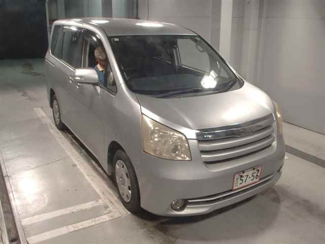TOYOTA NOAH 2009