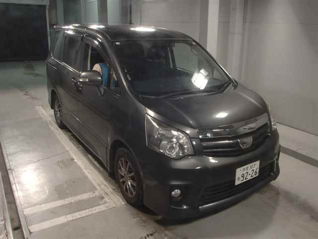 TOYOTA NOAH 2011
