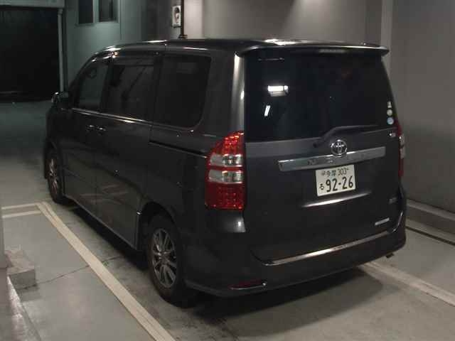 TOYOTA NOAH 2011