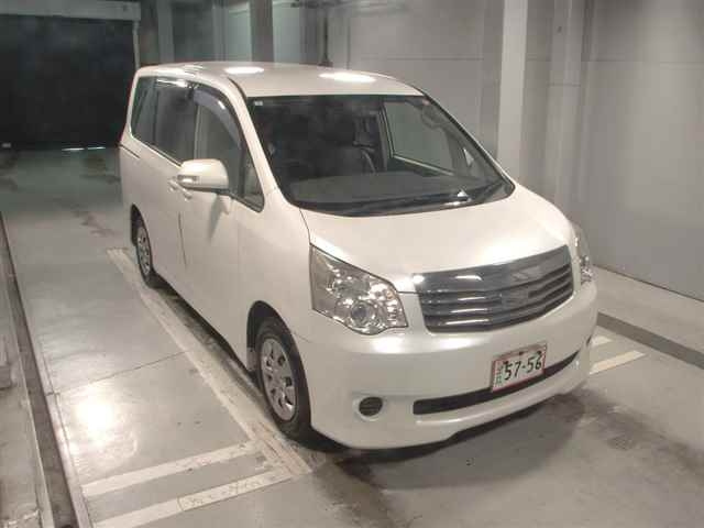 TOYOTA NOAH 2013