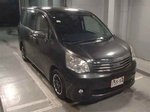 TOYOTA NOAH 2011