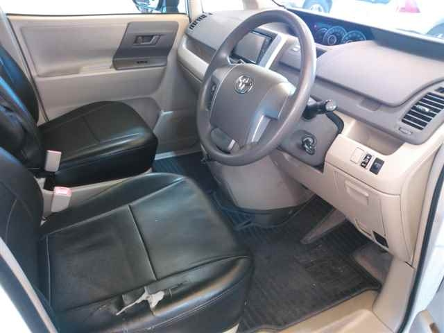 TOYOTA NOAH 2013