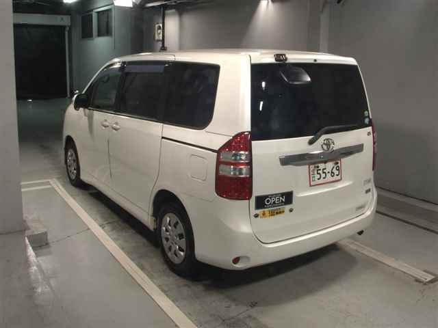 TOYOTA NOAH 2013