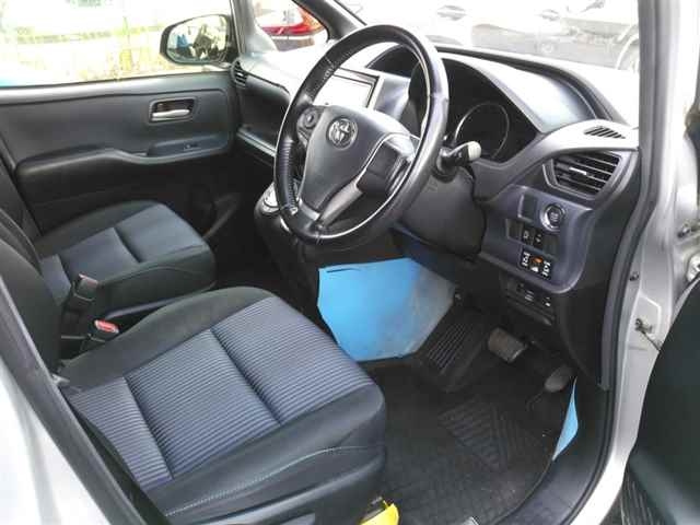 TOYOTA NOAH 2014