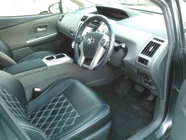 TOYOTA PRIUS ALPHA 2013