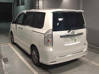 TOYOTA VOXY 2013