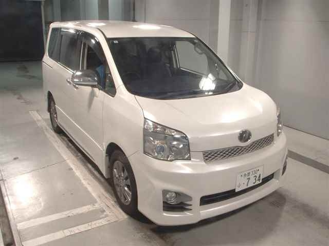 TOYOTA VOXY 2013