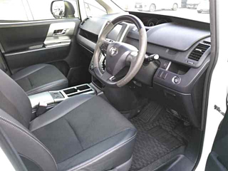 TOYOTA VOXY 2013