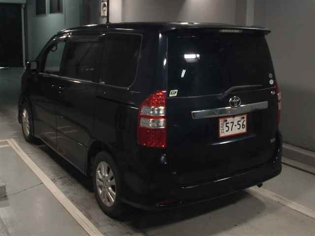 TOYOTA NOAH 2010
