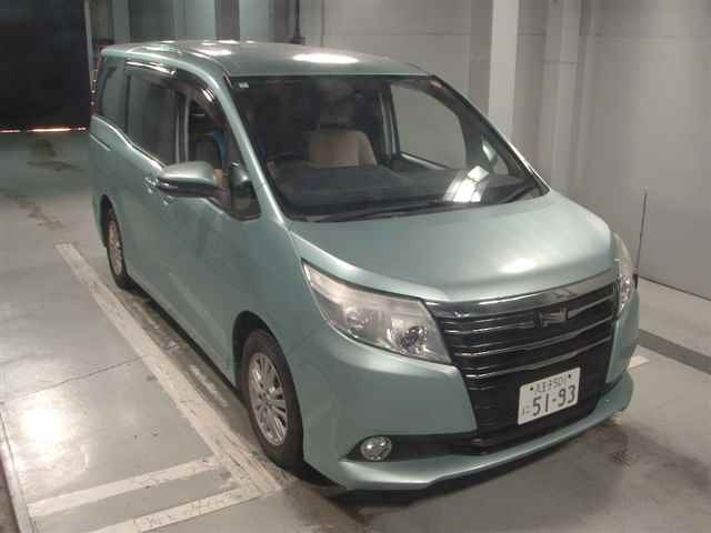 TOYOTA NOAH 2014