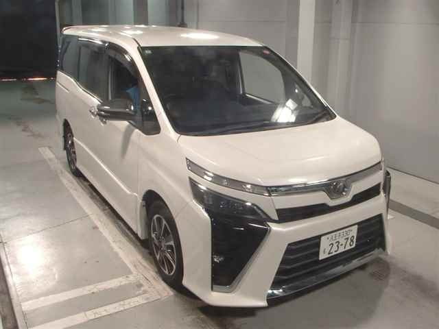 TOYOTA VOXY 2018