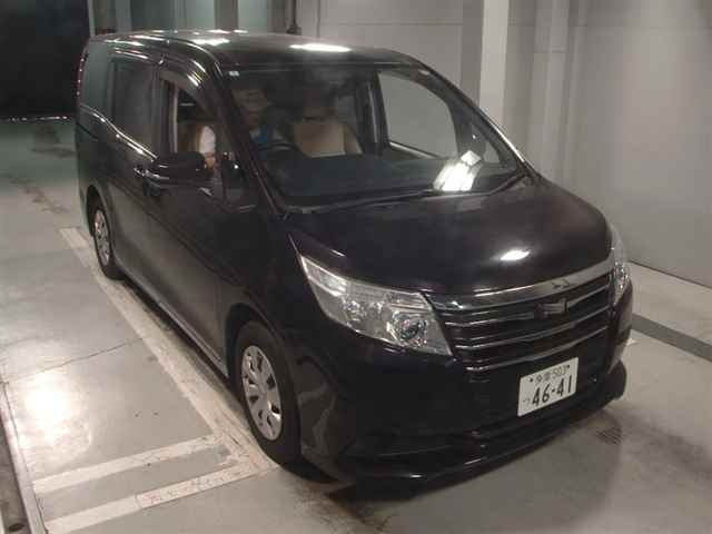 TOYOTA NOAH 2014
