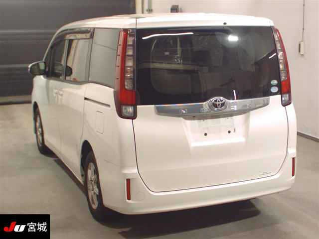 TOYOTA NOAH 2015