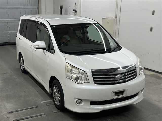 TOYOTA NOAH 2010