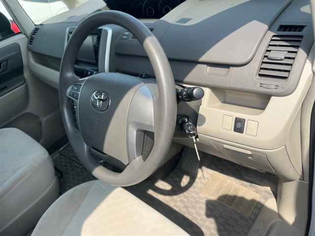 TOYOTA NOAH 2010
