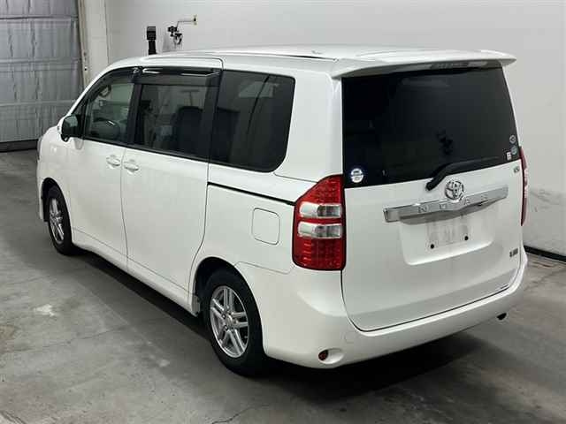 TOYOTA NOAH 2010