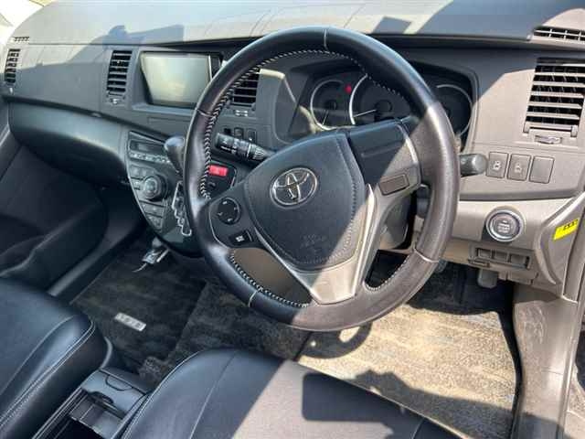 TOYOTA ISIS 2013