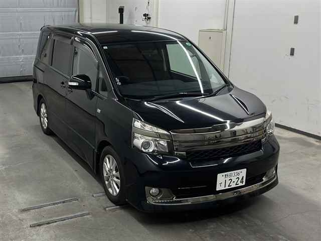TOYOTA VOXY 2013
