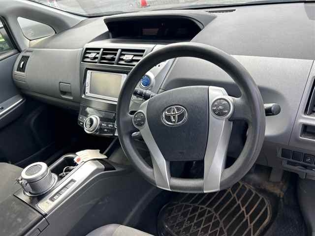 TOYOTA PRIUS ALPHA 2013