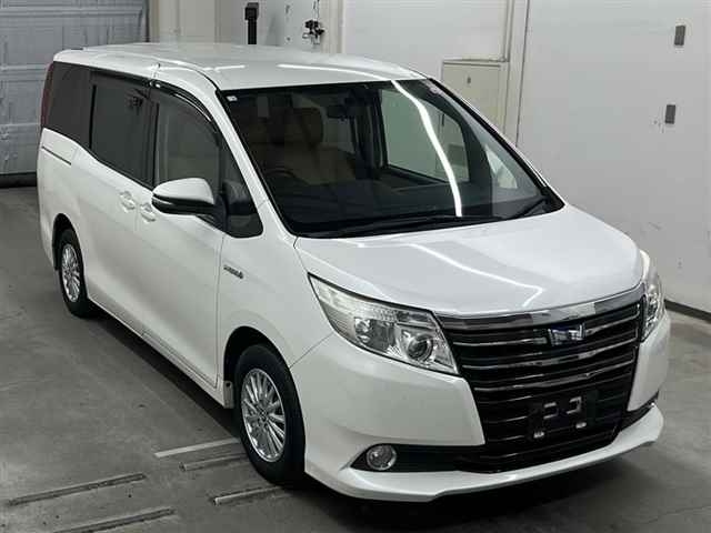 TOYOTA NOAH 2014