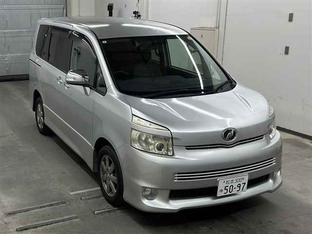 TOYOTA VOXY 2010