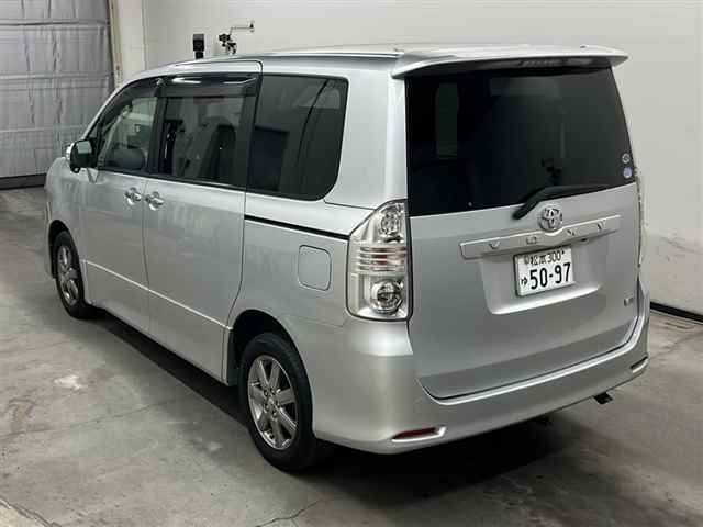 TOYOTA VOXY 2010