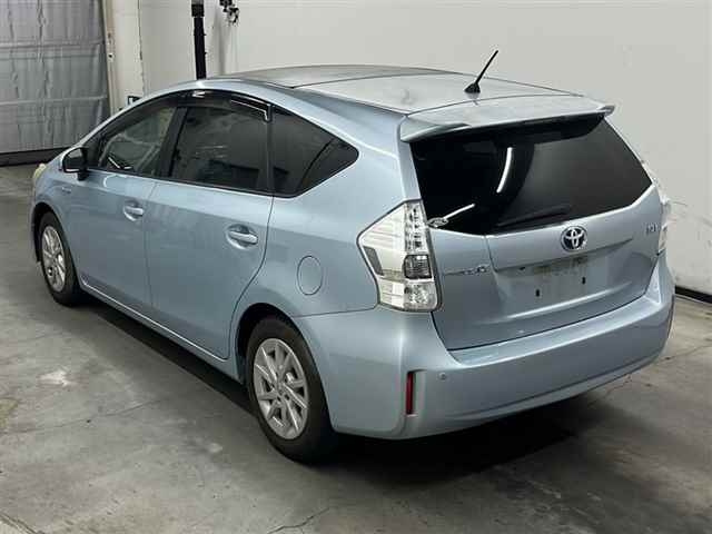 TOYOTA PRIUS ALPHA 2011