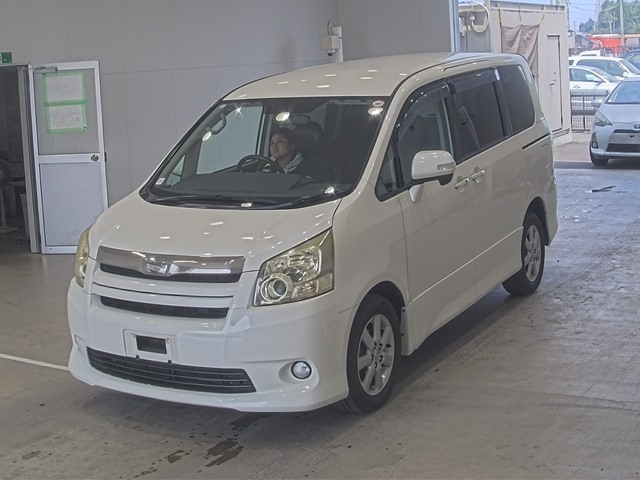 TOYOTA NOAH 2008